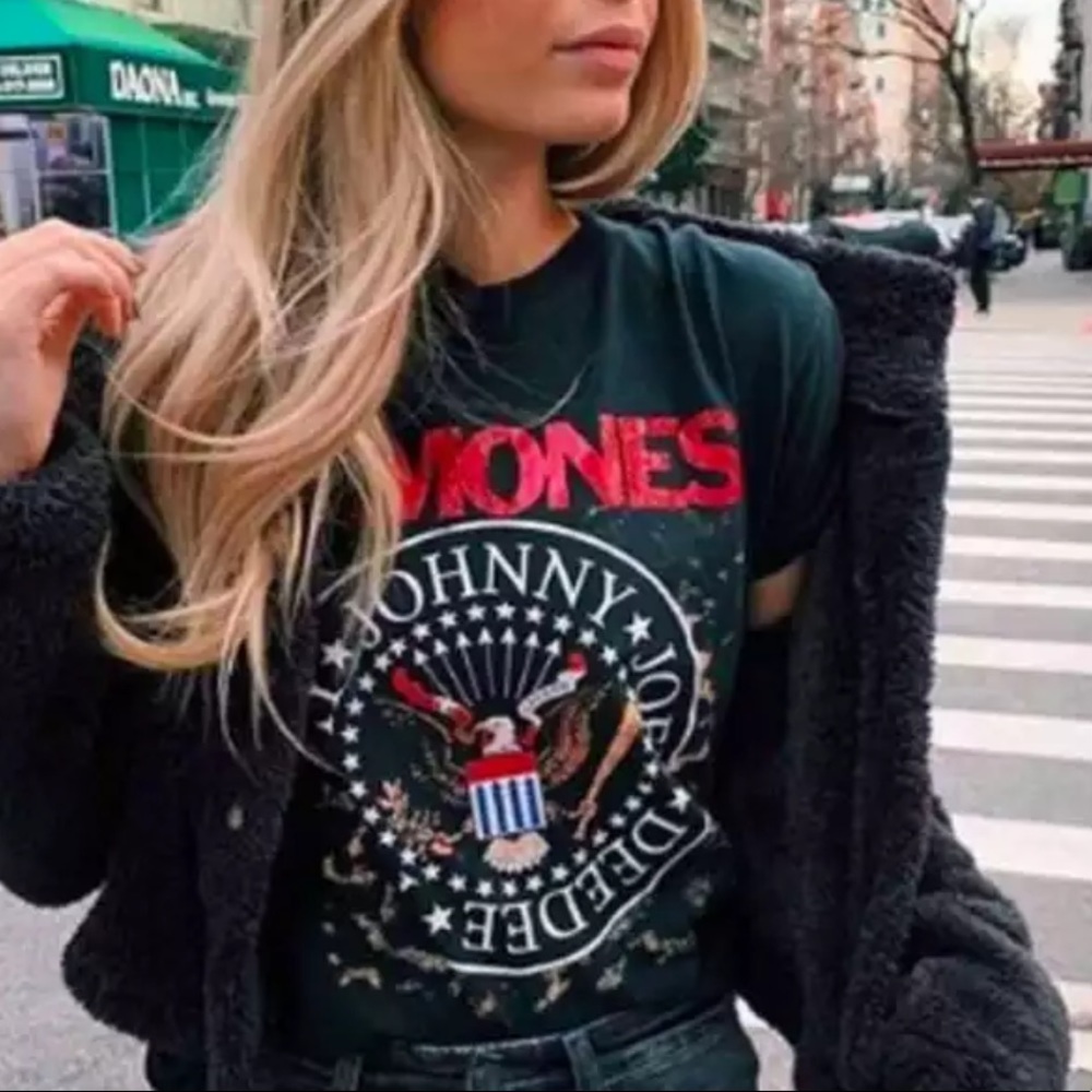 RAMONES Graphic Tee - Picture 6 of 13